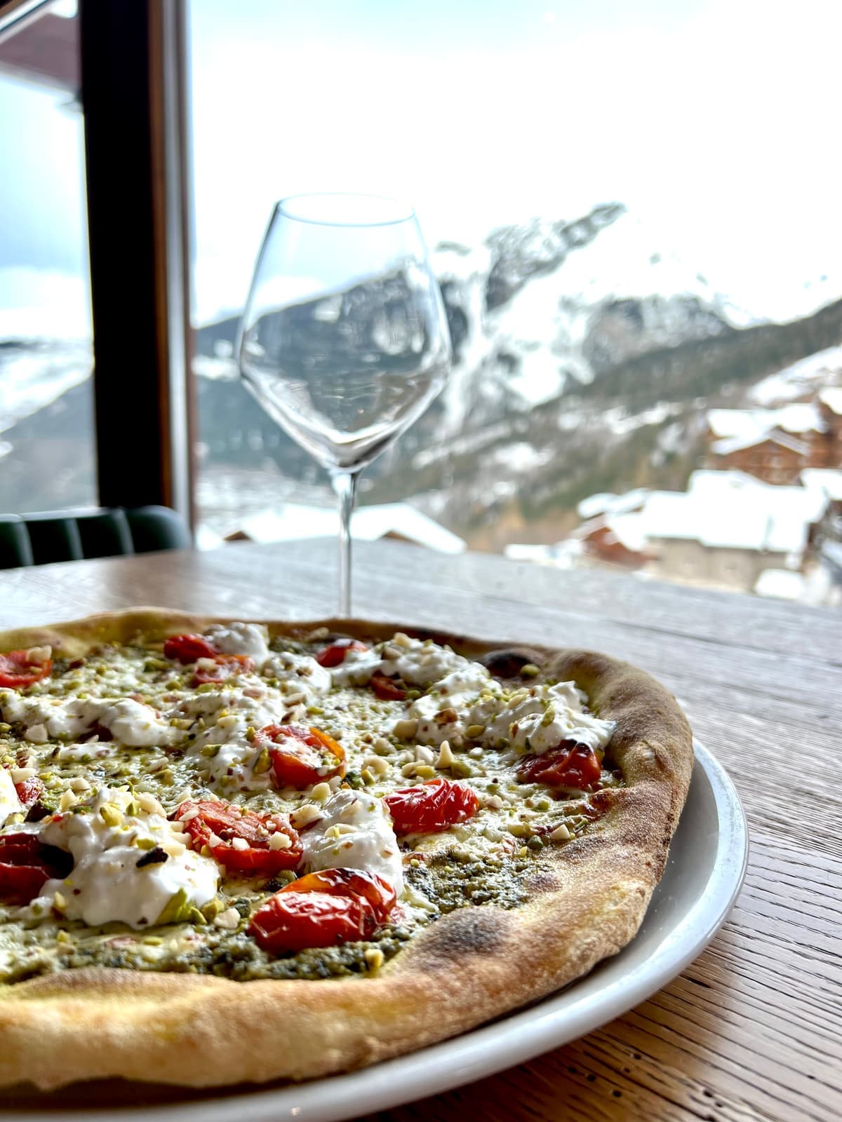 Pizza artisanale du Cairn face aux montagnes